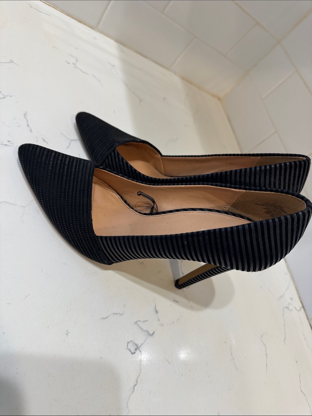Express Black Ribbed Pointed Toe Pumps Size: 7 - Picture 6 of 12